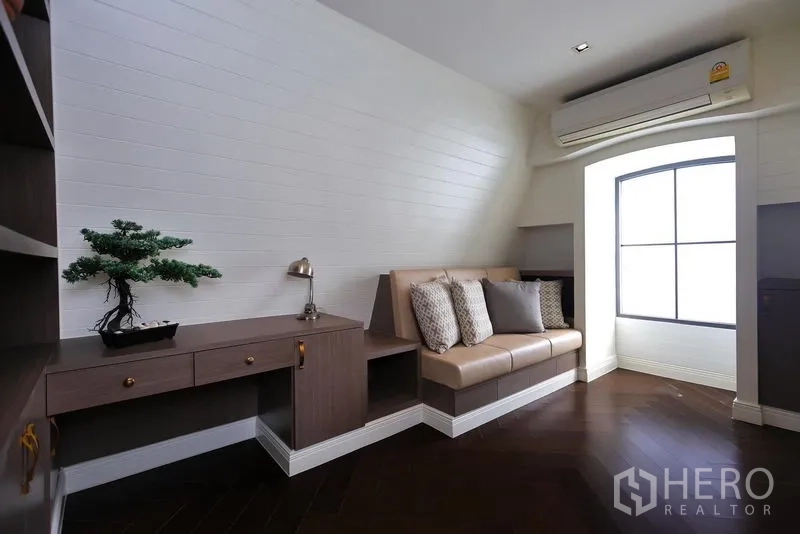 บ้าน ให้เช่าหรือขายในWatthana, Bangkok - ห้องทำงานชั้นบน มีโต๊ะบิลท์อิน ชั้นวางของ และม้านั่งข้างหน้าต่าง