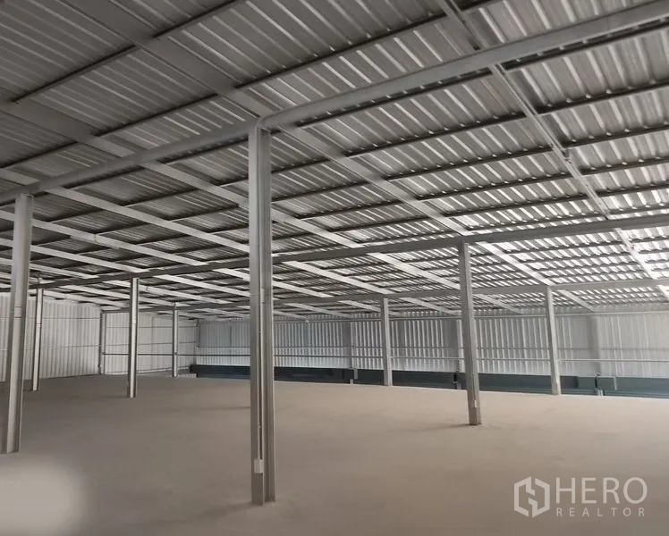 货栈 出租在Bang Kapi, Bangkok - 宽阔夹层储存区，钢柱支撑与金属隔热屋顶。