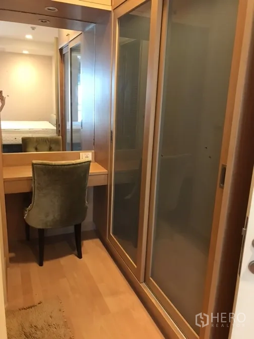 คอนโด ให้เช่าในKhlong Toei, Bangkok - มุมแต่งตัวแบบวอล์กอิน โต๊ะเครื่องแป้งกระจก และตู้เสื้อผ้าบานเลื่อนลายไม้