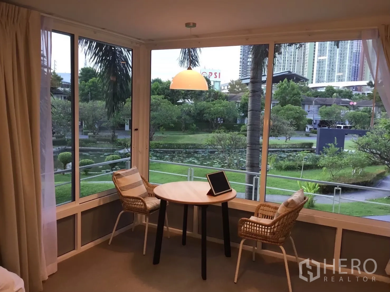 บ้านเดี่ยว for sale in Suan Luang, Bangkok - มุมนั่งเล่นมุมกระจก พาโนรามาเห็นบ่อน้ำและสวน