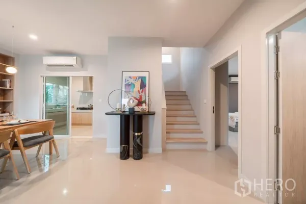 บ้าน ให้เช่าในSaphan Sung, Bangkok - โถงชั้นล่าง พื้นกระเบื้องเงา บันไดไม้ และทางเข้าห้องต่าง ๆ