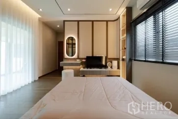 บ้าน ขายในLam Luk Ka, Pathum Thani - ห้องนอนโทนอบอุ่น ตู้บิวท์อิน โต๊ะเครื่องแป้ง หน้าต่างบานใหญ่พร้อมม่าน