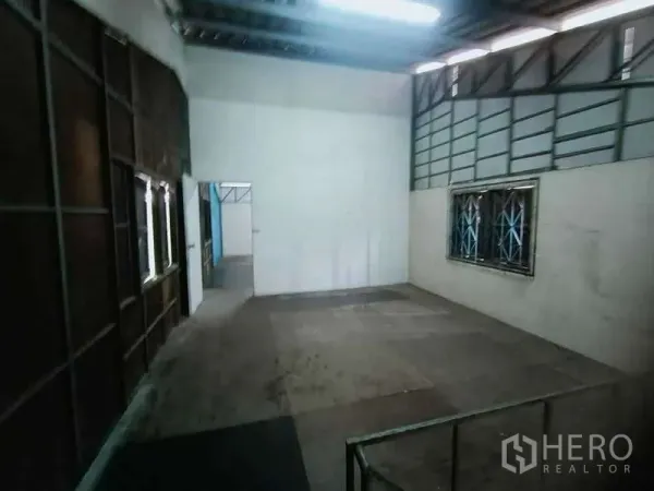 货栈 出售在Khlong Luang, Pathum Thani - 仓库夹层办公区，带窗户与门