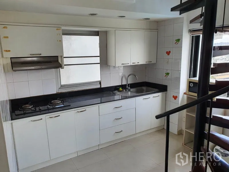 公寓 出售在Watthana, Bangkok - 白色一字型厨房，黑色台面、燃气灶与采光窗。