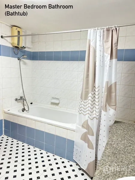 公寓 出租在Watthana, Bangkok - 主卧浴室，设浴缸、瓷砖墙面与台面洗手盆