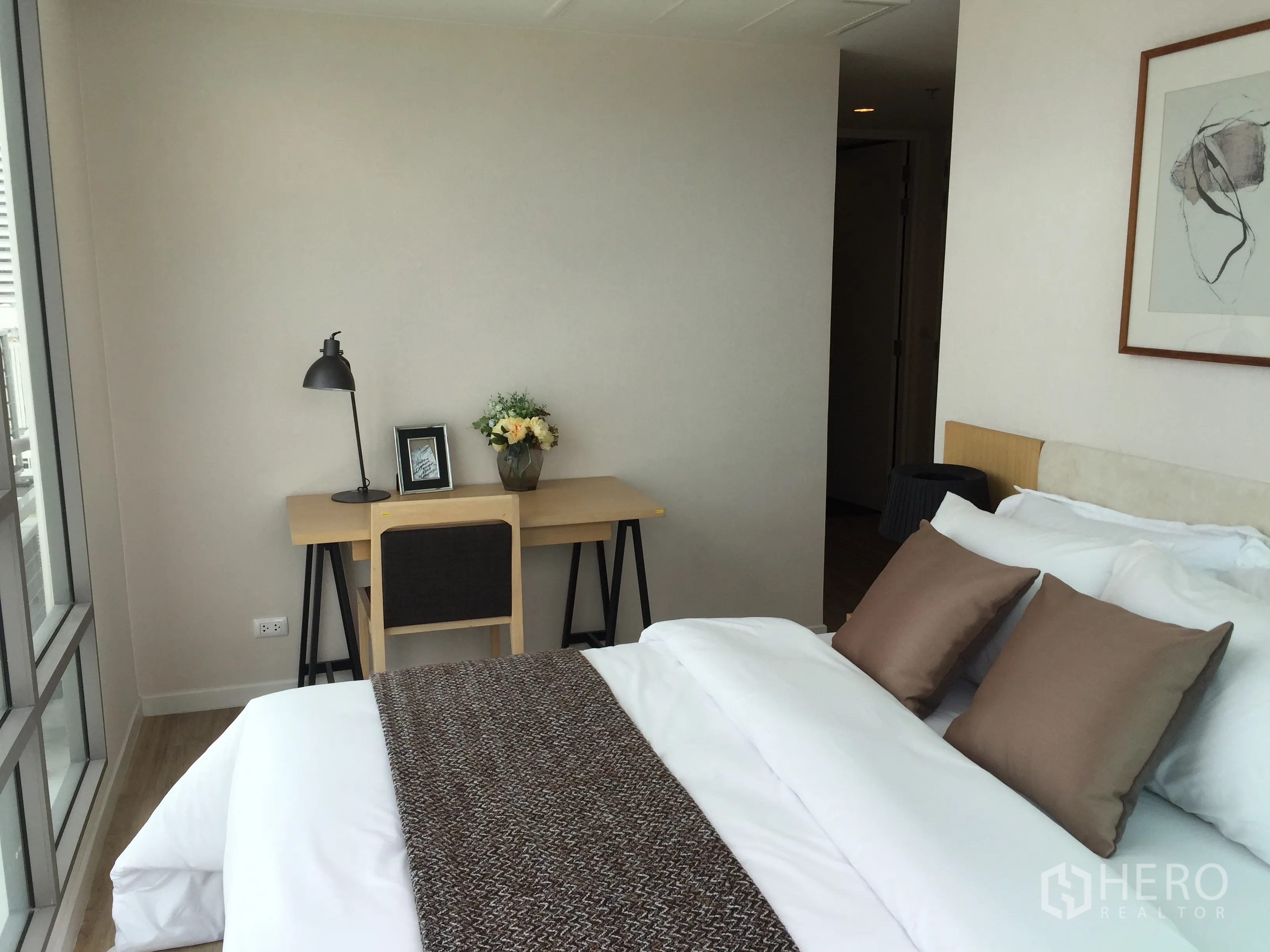 公寓 出售在Bang Rak, Bangkok - 明亮主卧，靠窗书桌与城市景观。