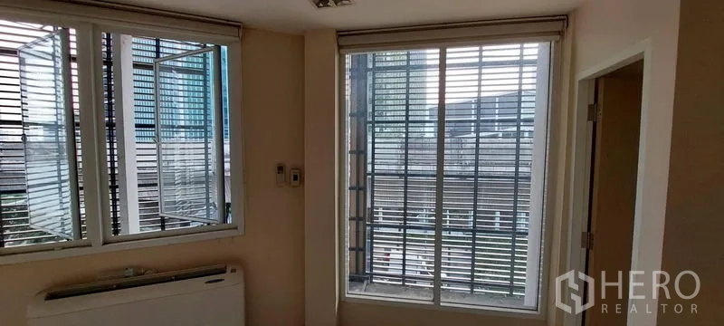 พื้นที่ขายปลีก ให้เช่า - มุมห้องมีหน้าต่างบานเลื่อนใหญ่และระแนงกันแดดภายนอก