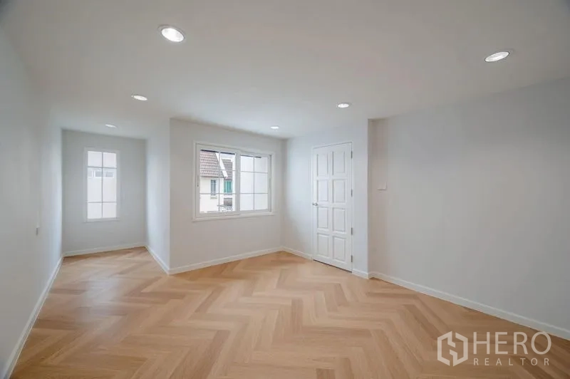 ทาวน์เฮาส์ ขาย - ห้องอเนกประสงค์สว่าง พื้นไม้ลายก้างปลา และไฟฝังเพดาน