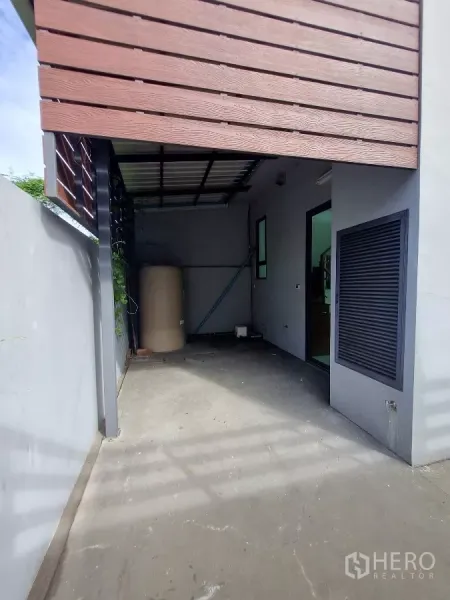 สำนักงานที่บ้าน ให้เช่าในKhlong Toei, Bangkok - ที่จอดรถในร่มและพื้นที่ยูทิลิตี้ข้างบ้าน พร้อมแทงค์เก็บน้ำ