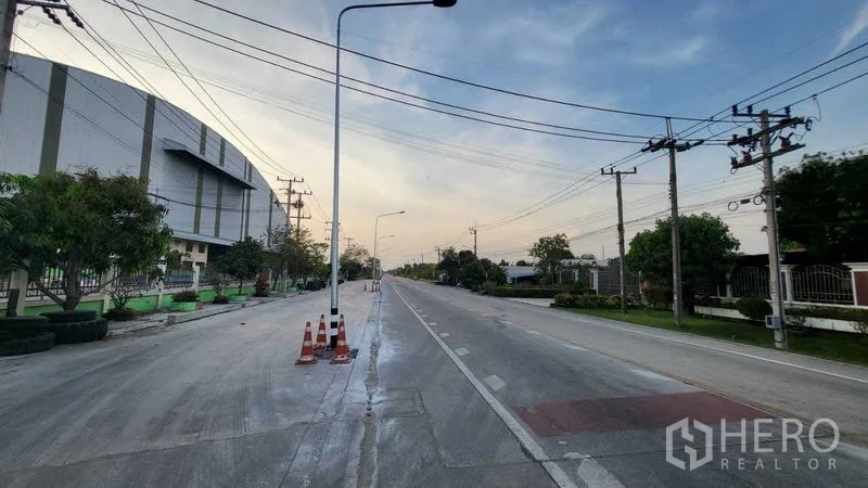 工厂 出租在Sai Noi, Nonthaburi - 工厂前的双车道道路，有路灯与电线杆，便于大型车辆通行。