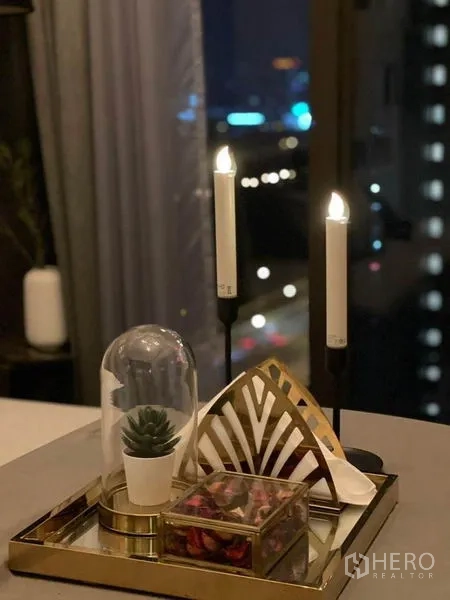 คอนโด ให้เช่าในRatchathewi, Bangkok - ถาดตกแต่งวางเทียนและไม้อวบน้ำข้างหน้าต่าง มองเห็นแสงไฟเมือง