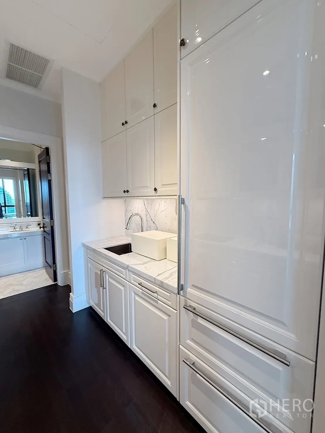 公寓 for rent or sale in Pathum Wan, Bangkok - 厨房另一侧，嵌入式冰箱、次水槽与充足收纳。