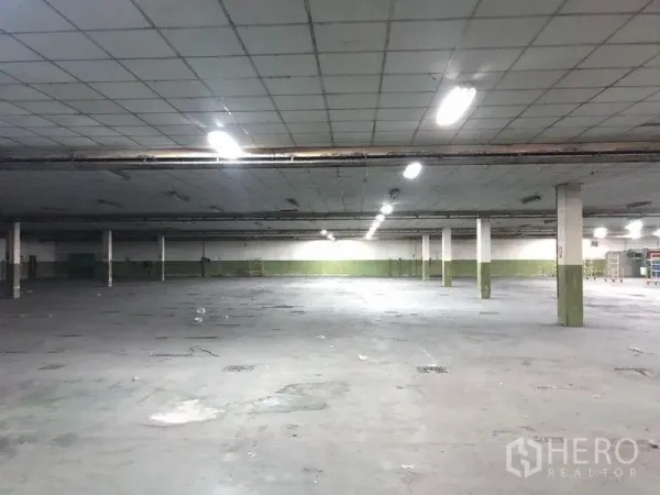 โรงงาน ให้เช่าในLat Krabang, Bangkok - โถงโกดังขนาดใหญ่ เสาจัดวางเป็นระยะ พร้อมไฟฟลูออเรสเซนต์