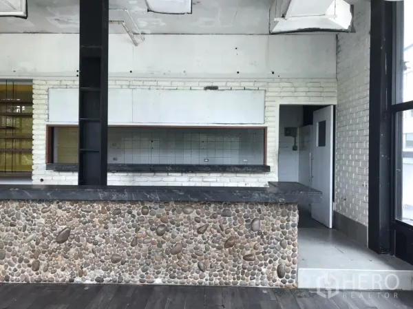 พื้นที่ขายปลีก ให้เช่าในKhlong Toei, Bangkok - เคาน์เตอร์บาร์กรุหินก้อนพร้อมช่องเสิร์ฟ และฝ้าเพดานสไตล์อุตสาหกรรม