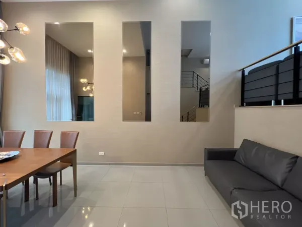 ทาวน์เฮาส์ ให้เช่าในSuan Luang, Bangkok - พื้นที่โอเพ่นแพลนมีชุดทานอาหาร ช่องผนังตกแต่ง และโซฟานั่งพักผ่อน