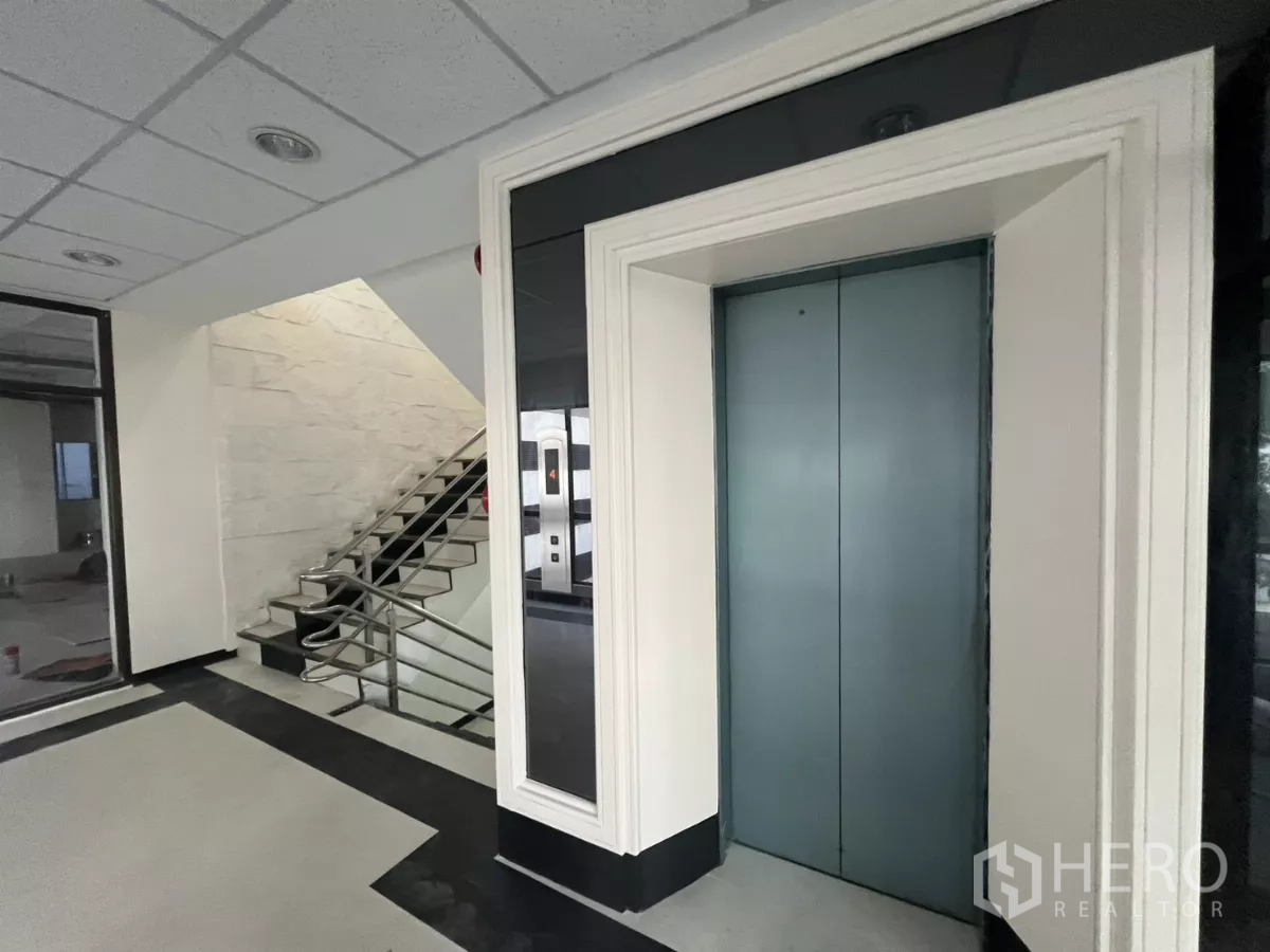 零售空间 出租在Watthana, Bangkok - 商业楼层的电梯前厅与楼梯出入口。