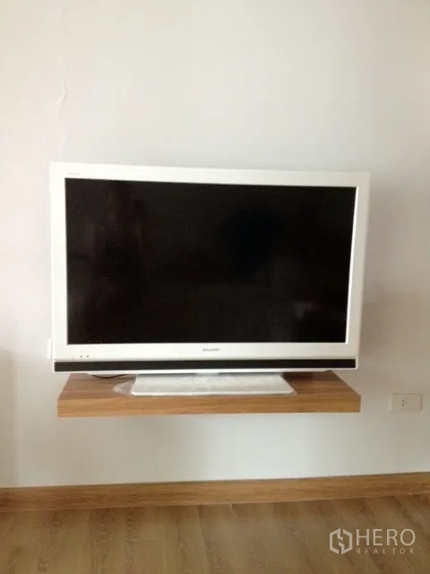 คอนโด ให้เช่าในKhlong Toei, Bangkok - ทีวีจอแบนบนชั้นไม้ลอย ในห้องนั่งเล่นคอนโดสไตล์โมเดิร์นพื้นไม้