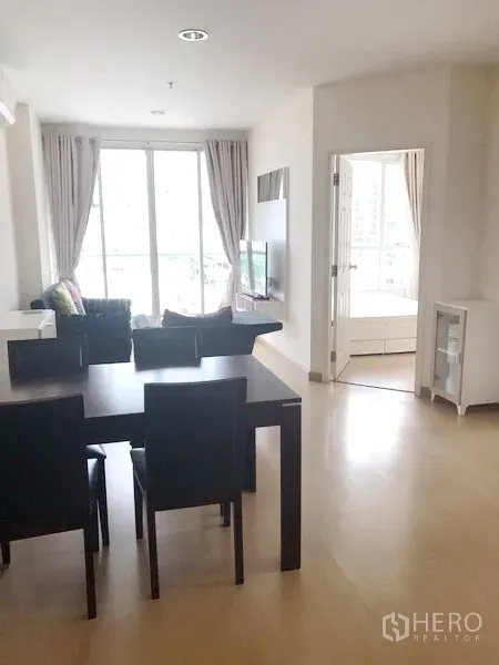 คอนโด ให้เช่าในWatthana, Bangkok - ห้องนั่งเล่นและทานข้าวโปร่งสว่าง มีหน้าต่างบานใหญ่ พื้นไม้โทนอ่อน และทางออกสู่ระเบียง