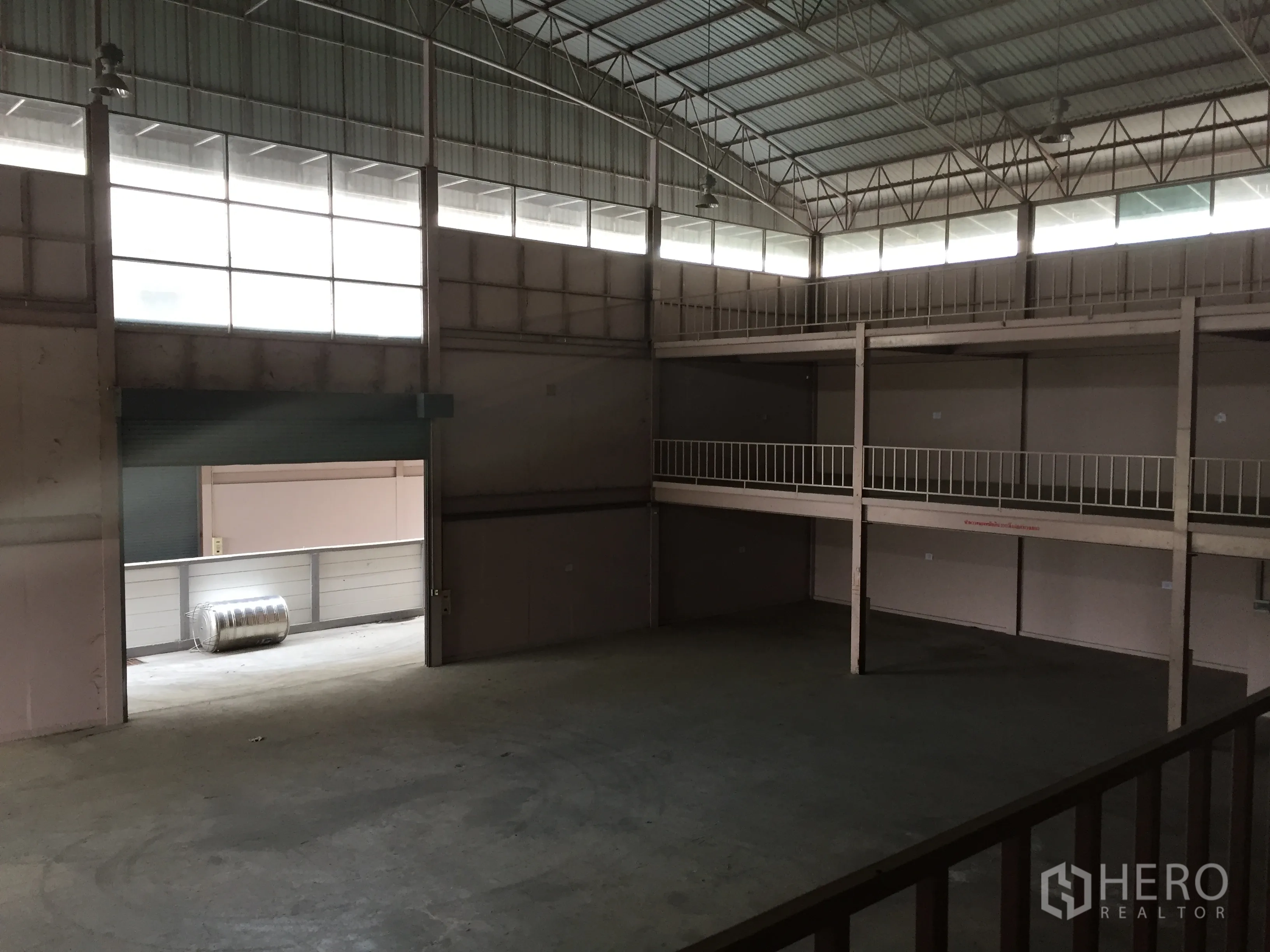 工厂 出租在Lam Luk Ka, Pathum Thani - 挑高仓库内部，设夹层平台与宽幅卷帘出入口