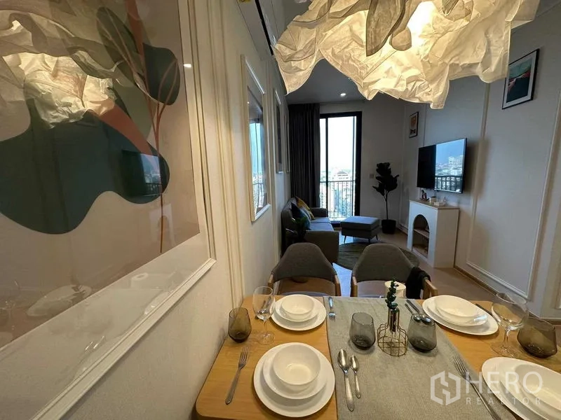 公寓 出售 - 为四人摆台的餐区，通向客厅与可观景的阳台。