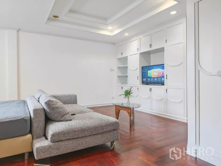 บ้าน ให้เช่าในYan Nawa, Bangkok - ผนังบิลต์อินสำหรับบันเทิงในห้องนอน ทีวีจอแบน และโต๊ะกลางเล็ก