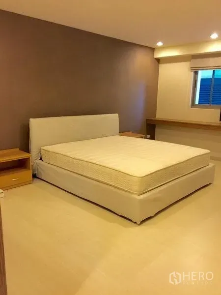 คอนโด ให้เช่าในWatthana, Bangkok - ห้องนอนขนาดใหญ่ เตียงคิงสไตล์มินิมอล พร้อมไฟดาวน์ไลท์