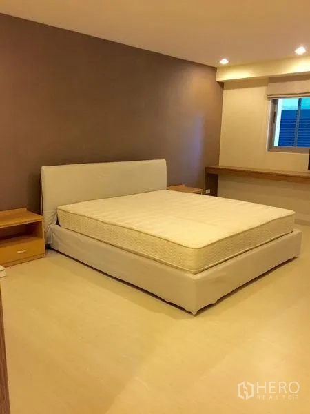 คอนโด ให้เช่าในWatthana, Bangkok - ห้องนอนขนาดใหญ่ เตียงคิงสไตล์มินิมอล พร้อมไฟดาวน์ไลท์