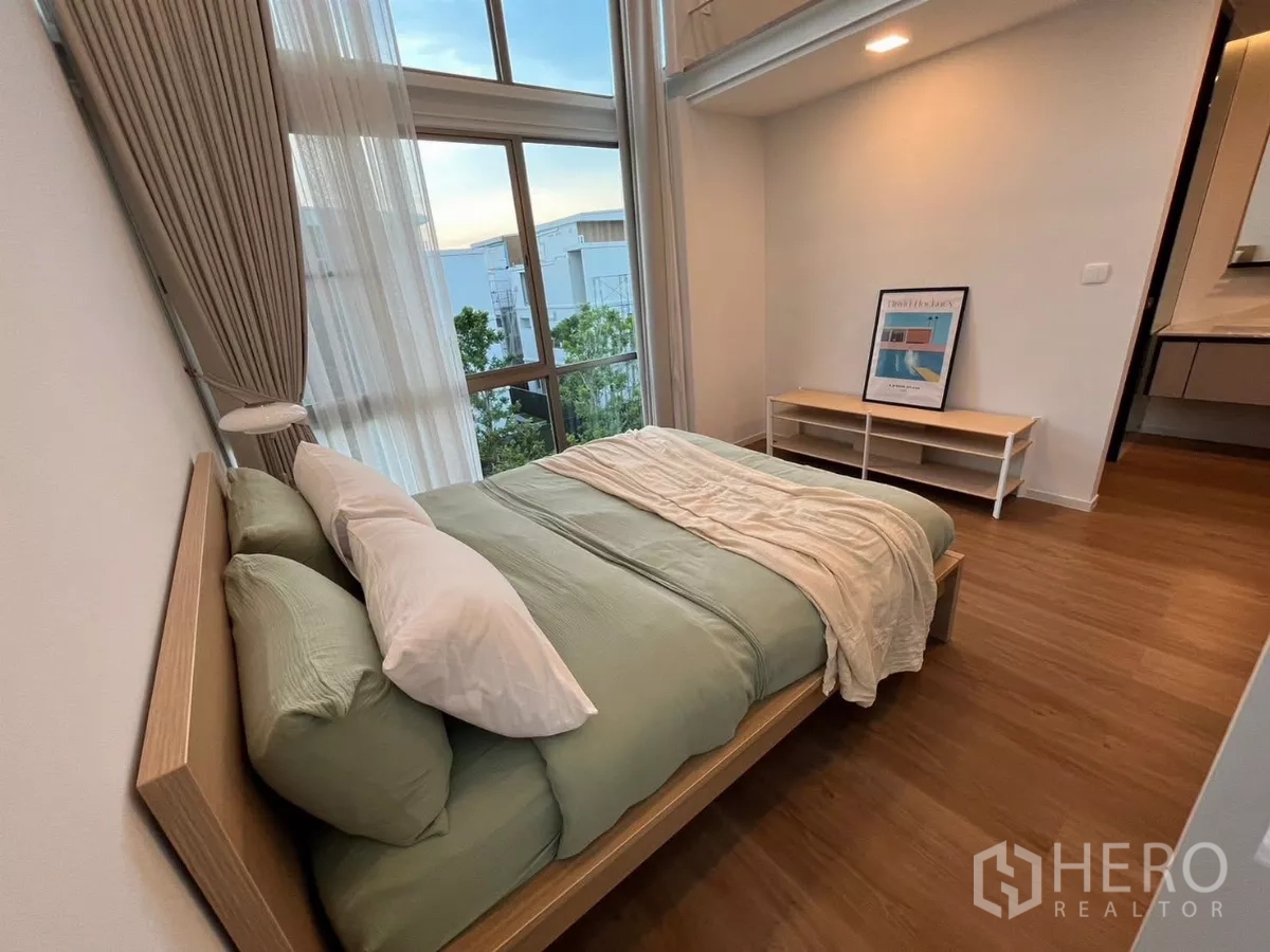 独立式住宅 出租在Saphan Sung, Bangkok - 卧室设全景窗、木地板与矮电视柜。