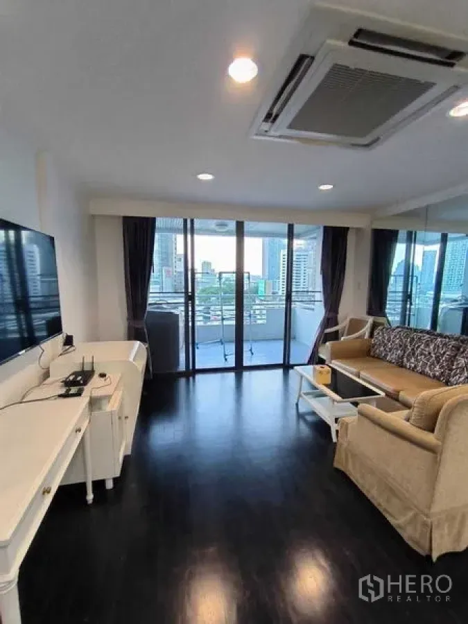 คอนโด ให้เช่าในWatthana, Bangkok - ห้องนั่งเล่นมุ่งสู่ประตูกระจกกว้างออกระเบียงและวิวสกายไลน์