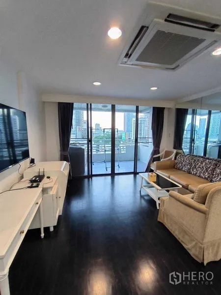 คอนโด ให้เช่าในWatthana, Bangkok - ห้องนั่งเล่นมุ่งสู่ประตูกระจกกว้างออกระเบียงและวิวสกายไลน์