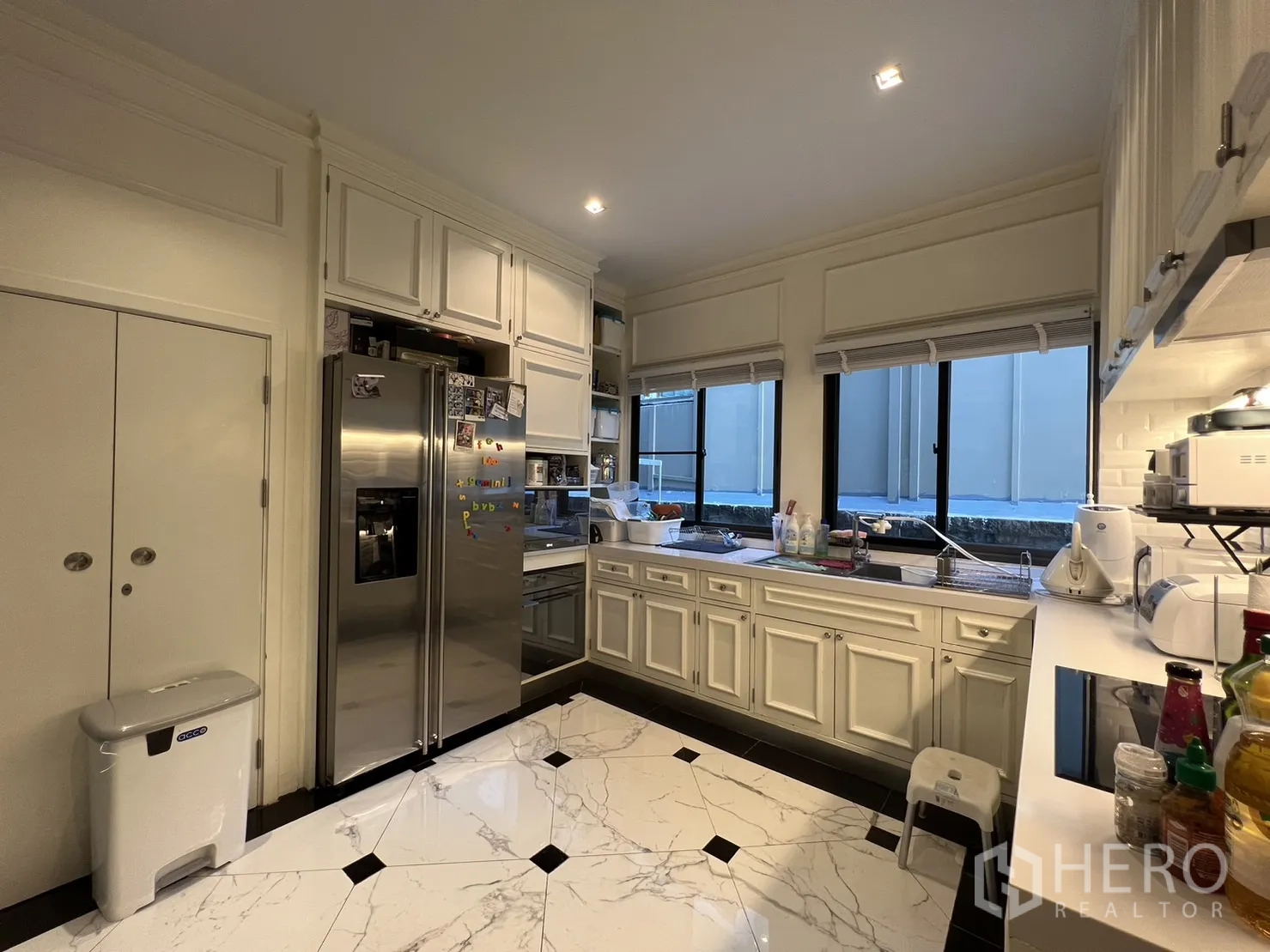 Detached House for rent in Suan Luang, Bangkok - Classic kitchen with stainless fridge, ample cabinets and marble-look floor.