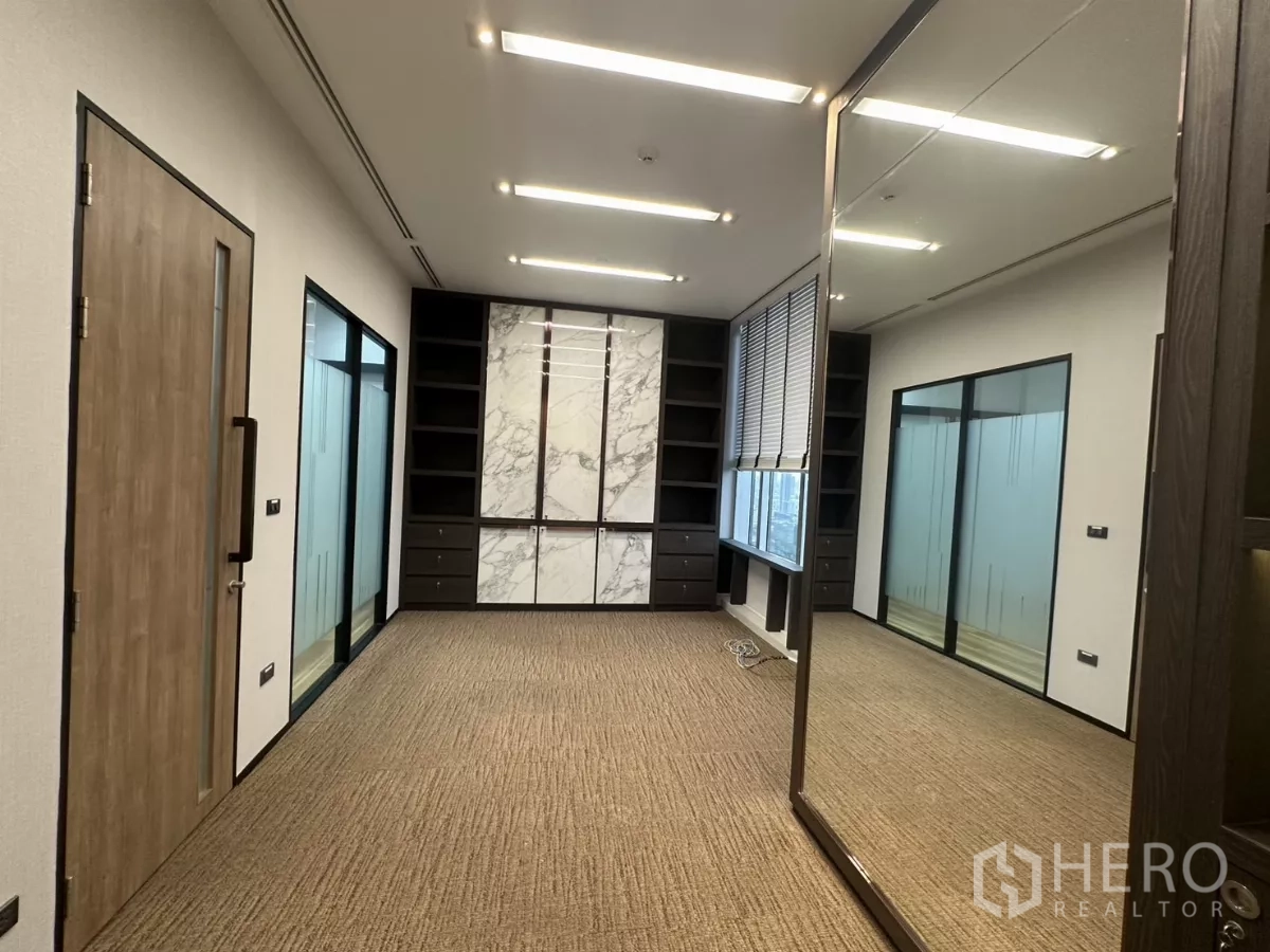 办公空间 出租在Watthana, Bangkok - 行政办公室另一角度，可见大理石面板柜与玻璃隔断。