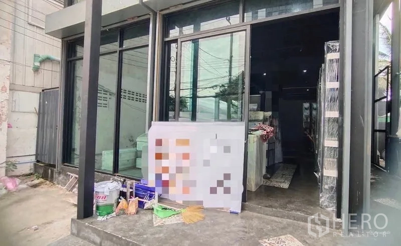 Shophouse for rent in Bang Kho Laem, Bangkok - Streetfront shop entrance with wide glass panels and a raised entry platform.