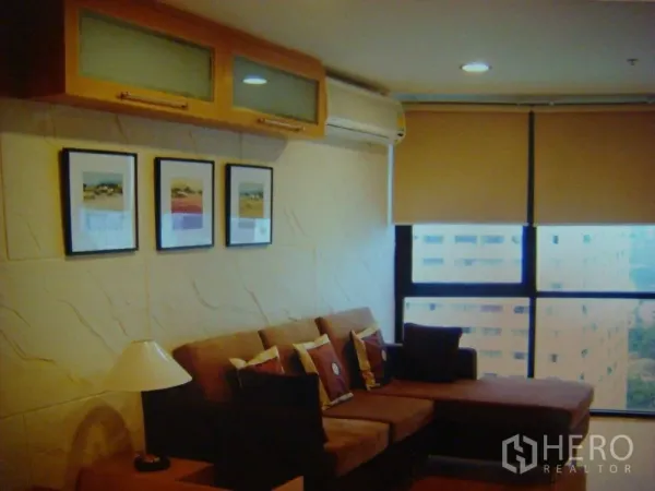 คอนโด ให้เช่าในPathum Wan, Bangkok - ห้องนั่งเล่นอบอุ่น โซฟามุม ตู้บิลท์อิน และหน้าต่างบานใหญ่เห็นวิวเมือง