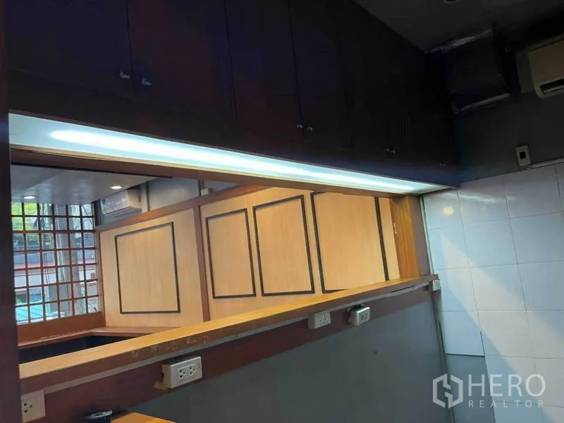 พื้นที่ขายปลีก ให้เช่าในWatthana, Bangkok - เคาน์เตอร์บริการพร้อมช่องส่งของ ไฟใต้ตู้ ตู้แขวน และโซนเตรียมงานกระเบื้อง