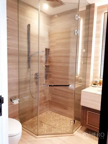 คอนโด ให้เช่าหรือขายในWatthana, Bangkok - ห้องน้ำพร้อมตู้กระจกกั้นอาบน้ำแบบเรนชาวเวอร์ ผนังโทนเบจอบอุ่น