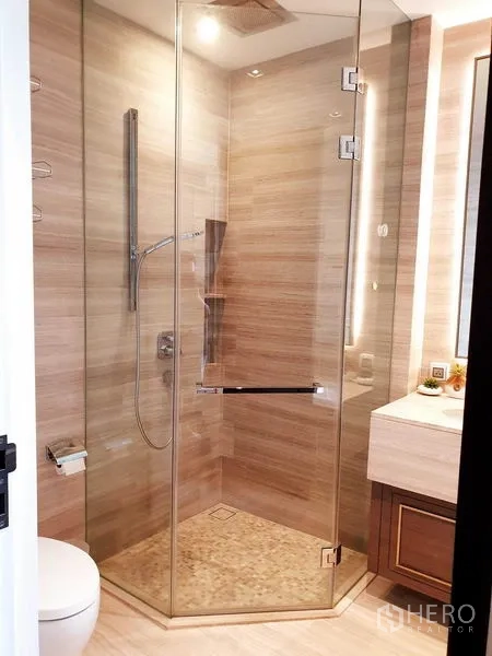 คอนโด ให้เช่าหรือขายในWatthana, Bangkok - ห้องน้ำพร้อมตู้กระจกกั้นอาบน้ำแบบเรนชาวเวอร์ ผนังโทนเบจอบอุ่น