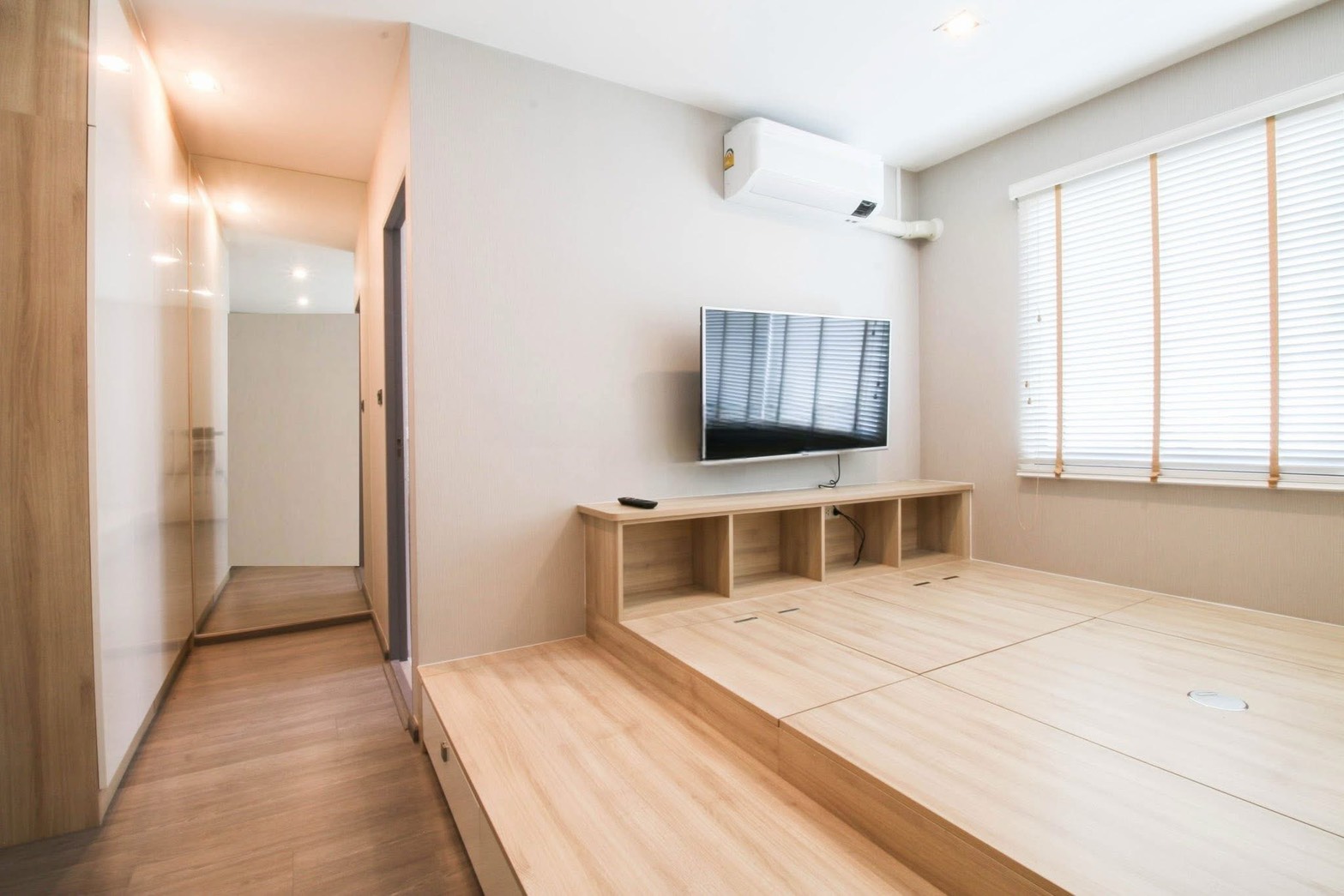 联排别墅 出租或出售在Lat Phrao, Bangkok - 榻榻米式多功能影音区，墙挂电视与内置收纳。