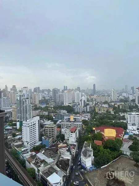 คอนโด ให้เช่าหรือขายในKhlong Toei, Bangkok - วิวมุมสูงกว้างของกรุงเทพฯ เห็นตึกสูงสลับพื้นที่สีเขียว