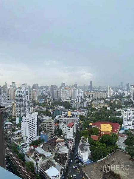 คอนโด ให้เช่าหรือขายในKhlong Toei, Bangkok - วิวมุมสูงกว้างของกรุงเทพฯ เห็นตึกสูงสลับพื้นที่สีเขียว