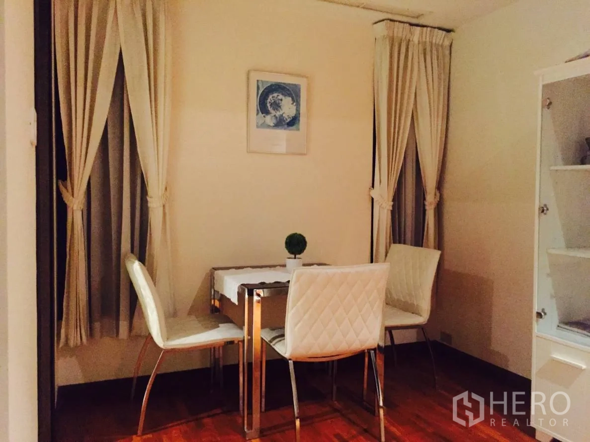 คอนโด ให้เช่าในSathon, Bangkok - มุมรับประทานอาหารอบอุ่น เก้าอี้บุนวมสีขาวสี่ตัว โต๊ะเล็ก และผ้าม่านเต็มความสูง