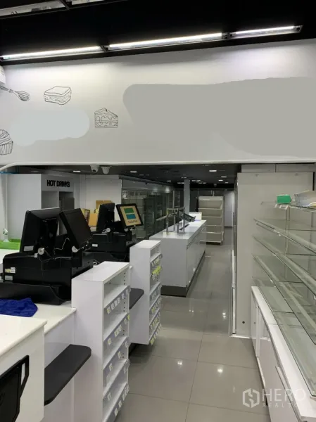 零售空间 出租在Sathon, Bangkok - 前场收银台区域，配POS机、玻璃展示柜与亮面地砖。