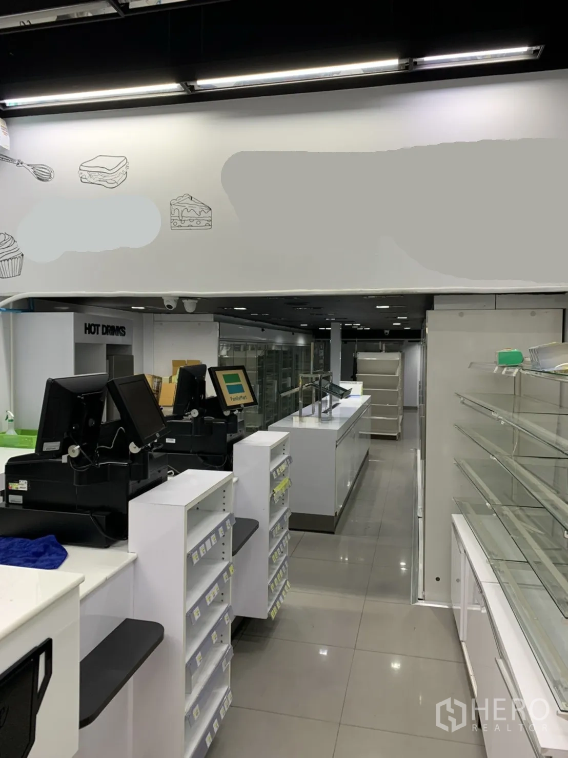 零售空间 出租在Sathon, Bangkok - 前场收银台区域，配POS机、玻璃展示柜与亮面地砖。