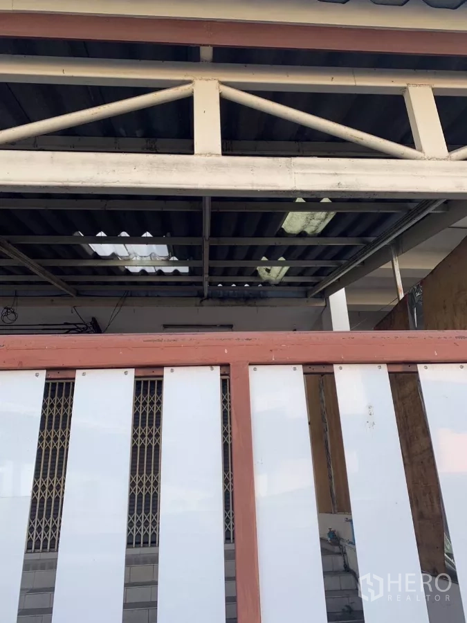 อาคารพาณิชย์ ให้เช่าในSuan Luang, Bangkok - พื้นที่หน้าบ้านมีหลังคาโครงเหล็กและรั้วเลื่อน