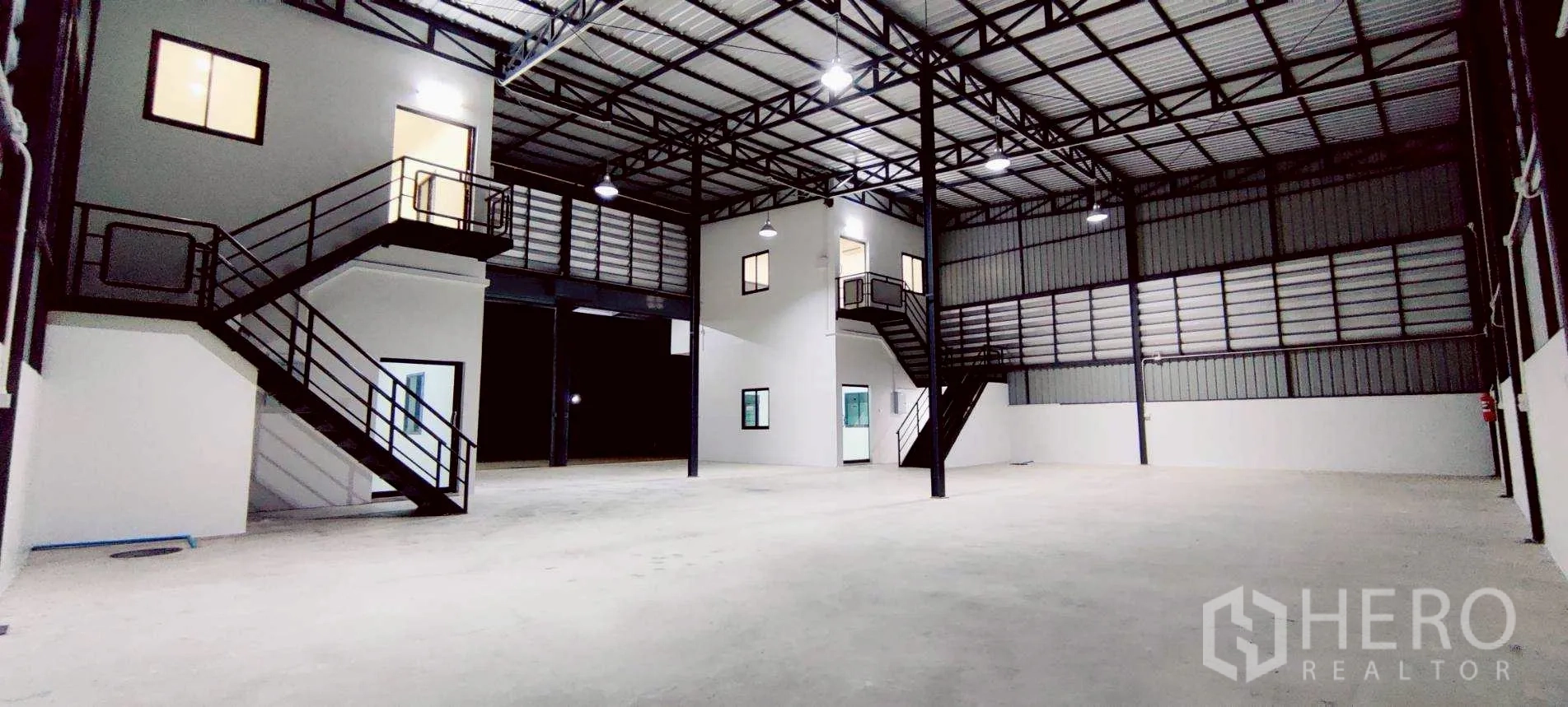 货栈 for rent in Lam Luk Ka, Pathum Thani - 开阔仓储区，双楼梯连接二层办公室与走道。