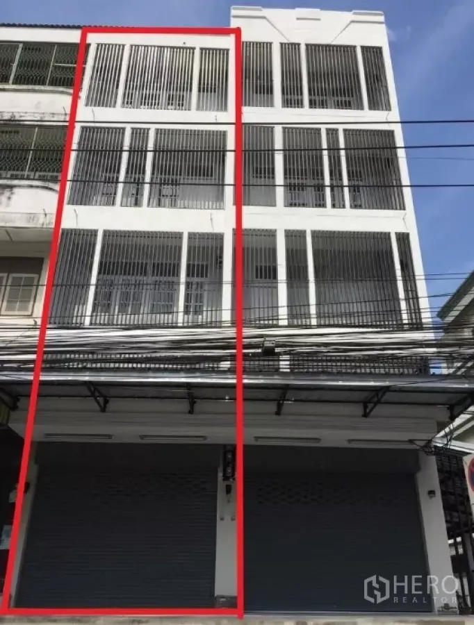 店屋 出租在Suan Luang, Bangkok - 四层白色临街商住楼外立面，带金属卷闸门与竖向护栏，位于On Nut区域。