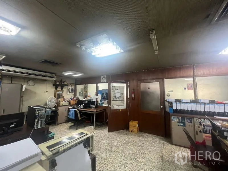 พื้นที่ขายปลีก ให้เช่าในKhlong Toei, Bangkok - ออฟฟิศสไตล์ดั้งเดิม โต๊ะทำงาน แฟ้มเอกสาร และผนังไม้