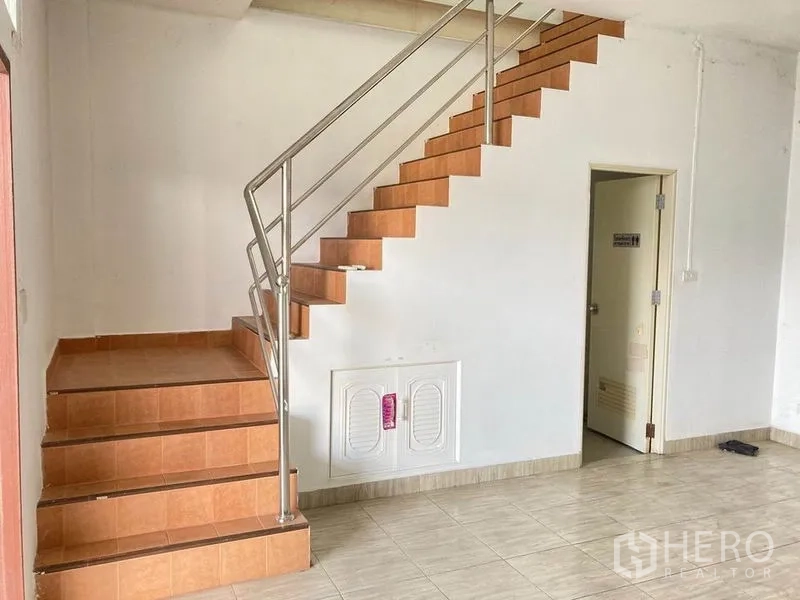 คลังสินค้า ให้เช่าในBang Phli, Samut Prakan - โถงออฟฟิศปูพื้นกระเบื้อง บันไดไม้พร้อมราวสแตนเลส และทางเข้าห้องน้ำ