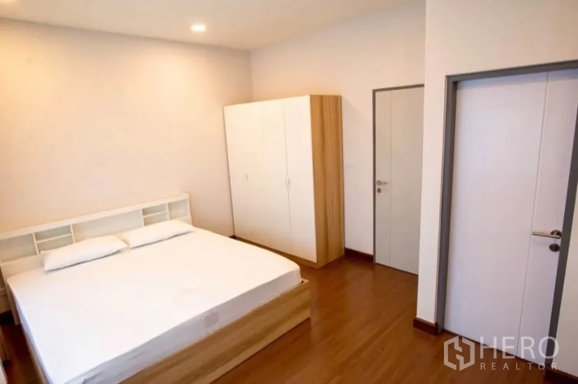 Detached House for rent in Bang Phli, Samut Prakan - Bedroom with white wardrobe and neutral decor.