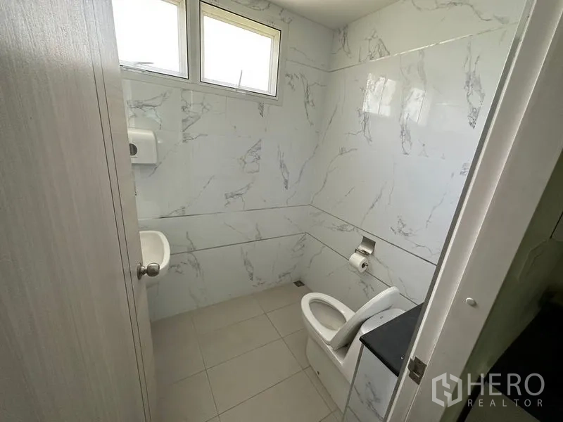 สำนักงาน ให้เช่าในPathum Thani - ห้องน้ำปูกระเบื้องโทนสว่าง พร้อมโถสุขภัณฑ์และอ่างล้างมือ